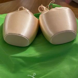 Gaynor 9 Med 4 Box Hard SV SLEEK Ballet Shoes